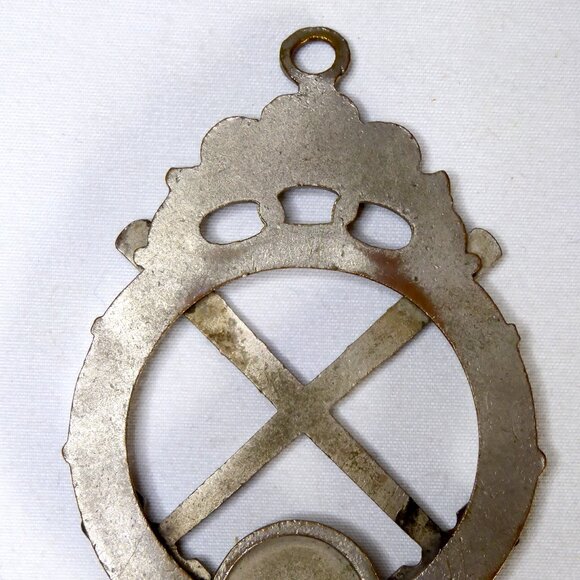 VINTAGE IOOF ODD FELLOWS MASONIC DOUBLE GAVEL PENDANT MEDAL - Picture 4 of 8